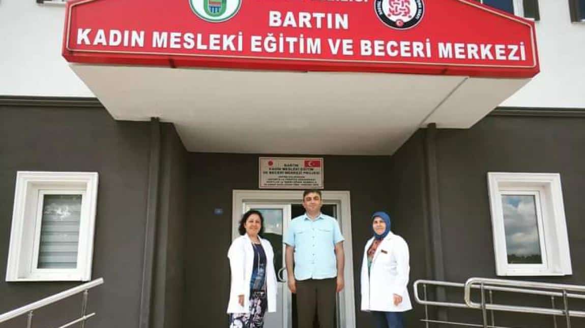 Kurum Müdürümüz Mehmet Asım Özdemir, Kozcağız Beldemizde Bulunan Bartın Kadın Mesleki Eğitim ve Beceri Merkezindeki Kurslarımızı Ziyaret Etti